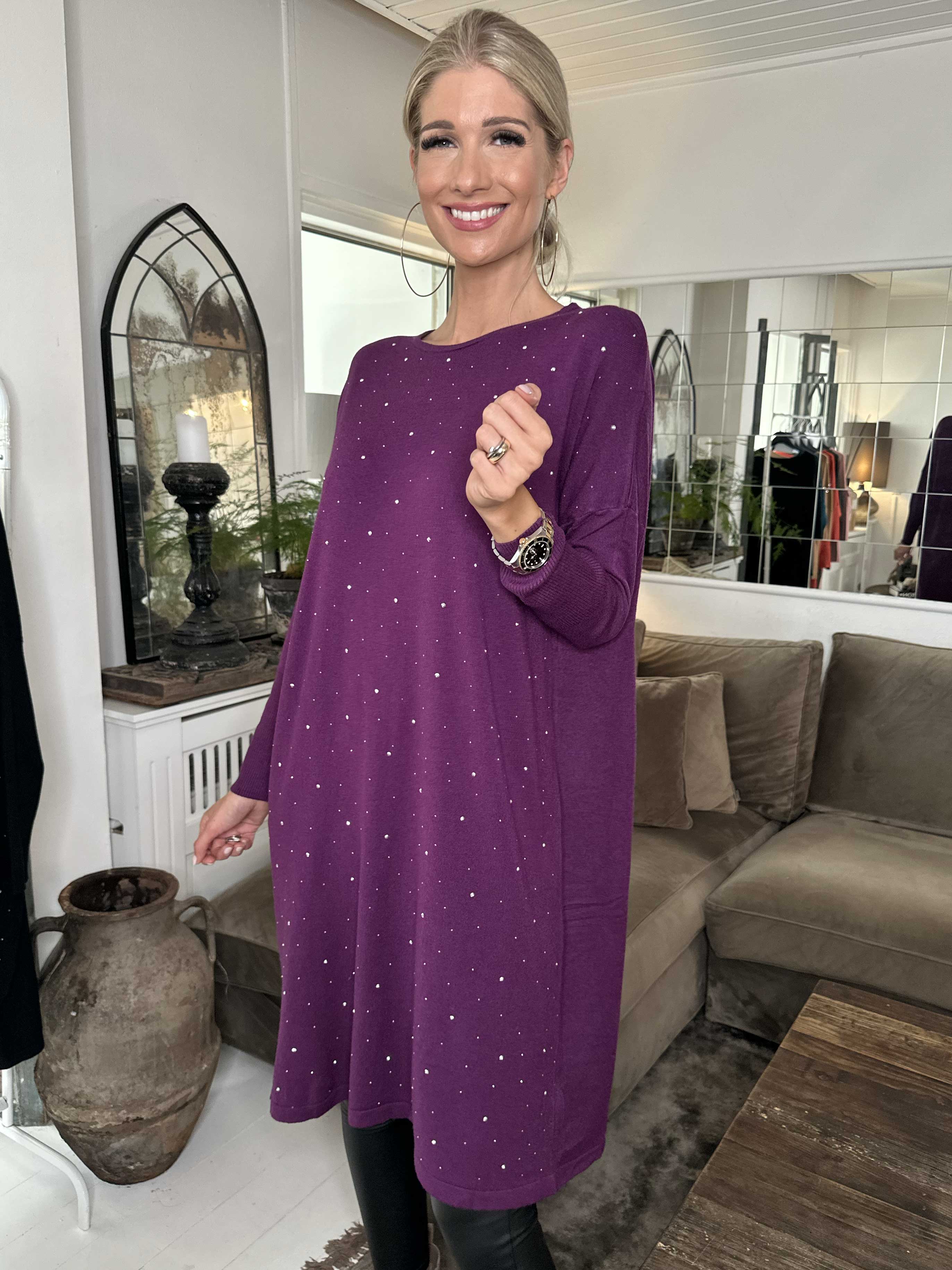 Elisa - Mjuk stickad klänning dekorerad med små stenar